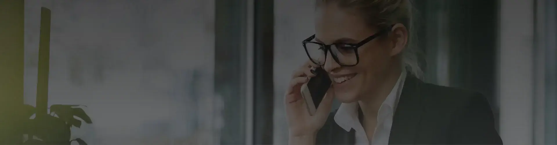 Hintergrungbild - Frau am Telefon